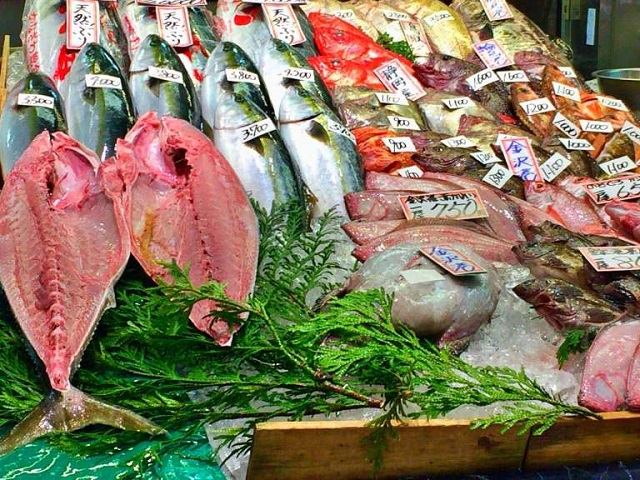 値札を張られている大量の魚