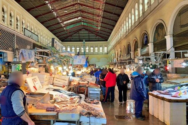 鮮魚市場と働く人々